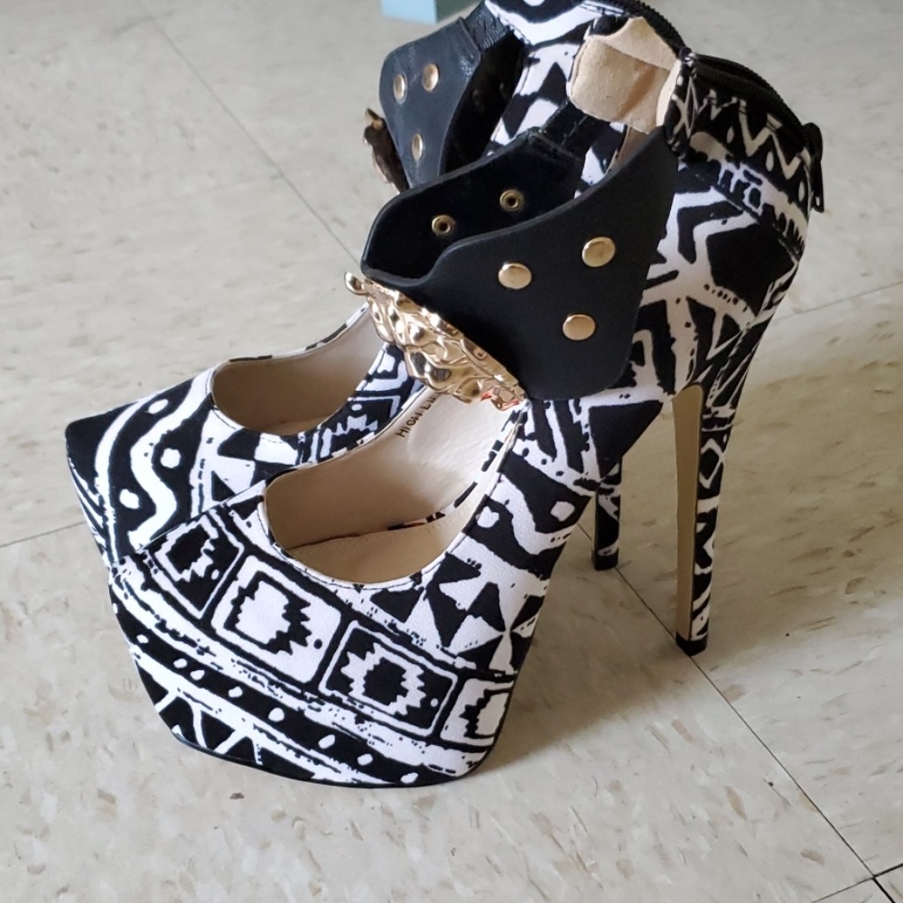 High heels with lion emblem